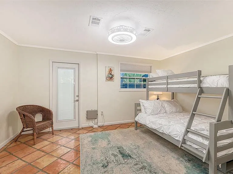 1127 S Osprey Ave — Photo 33