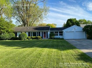 714 W Woodland Rd, Lake Bluff, IL 60044