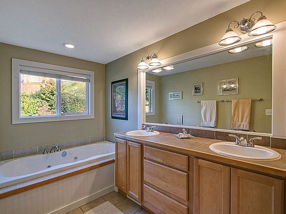 5th image of 12106 SE 20th Pl