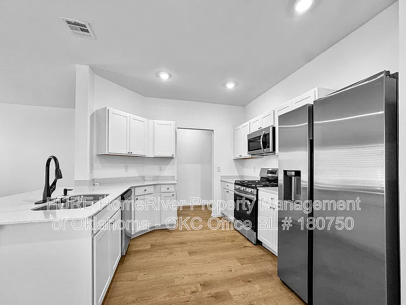 3 bed, 2.0 bath, 1355 sqft, $1,825 — Photo 4
