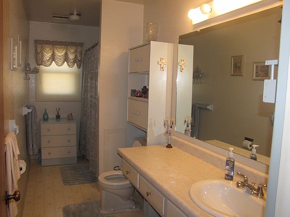 2nd image of 810 Cahill Dr