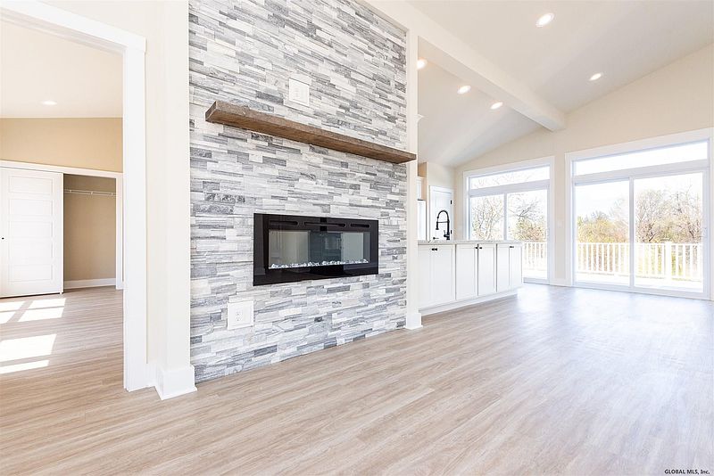 3rd image of 121 CLOVERVIEW Drive
