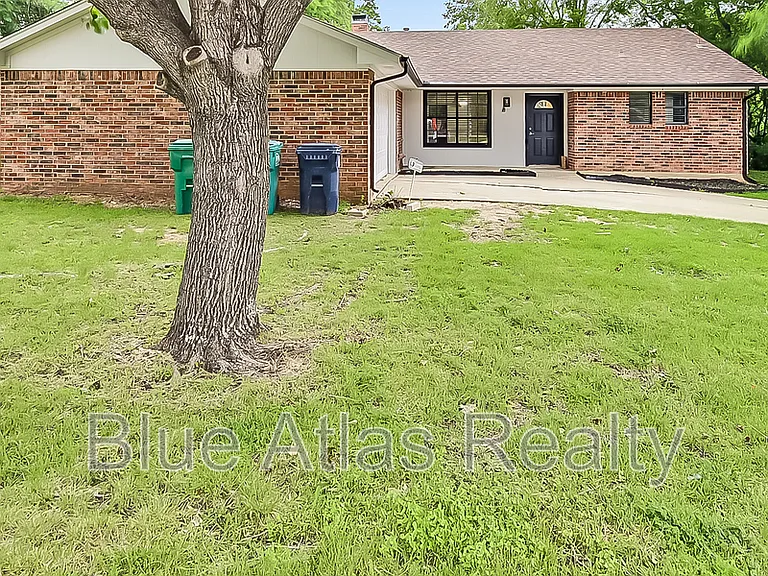 1329 E Windsor Dr — Photo 2