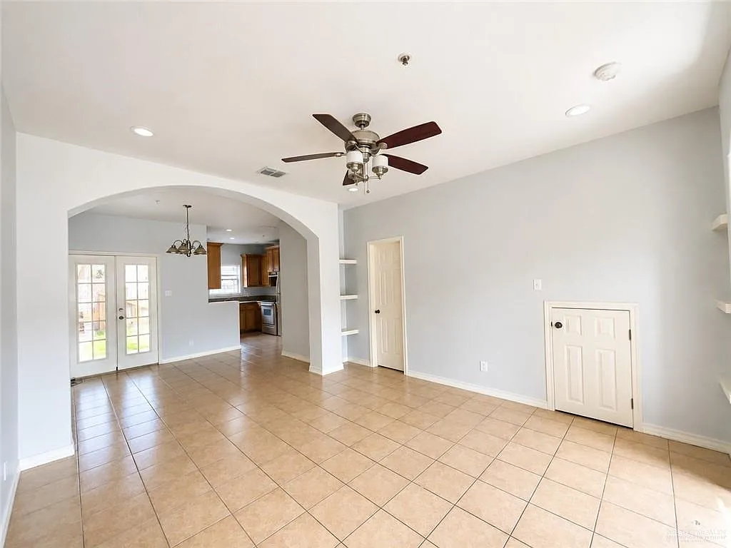 3 bed, 2.5 bath, 1050 sqft, $1,050 — Photo 2