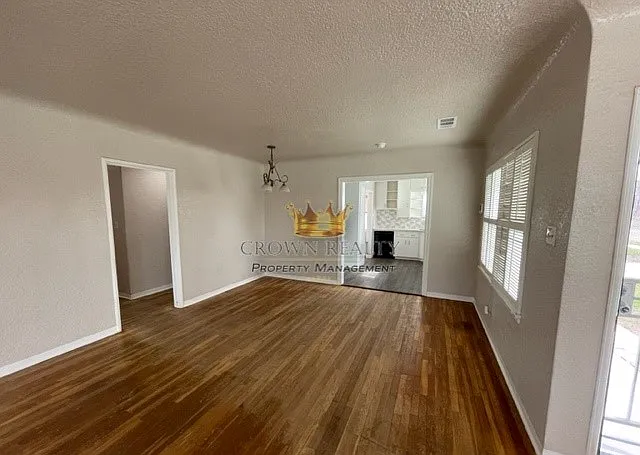 950 Windsor Dr — Photo 4