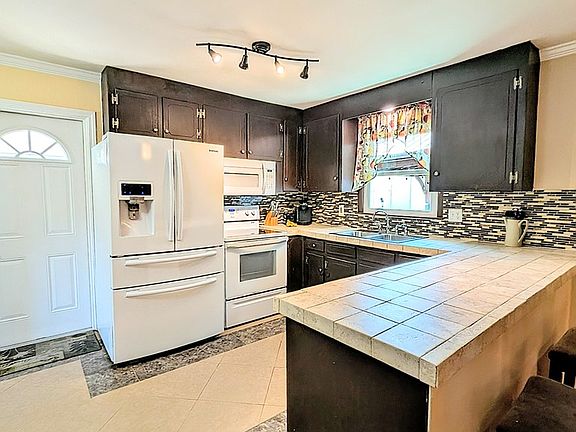 5th image of 1301 Sassar St