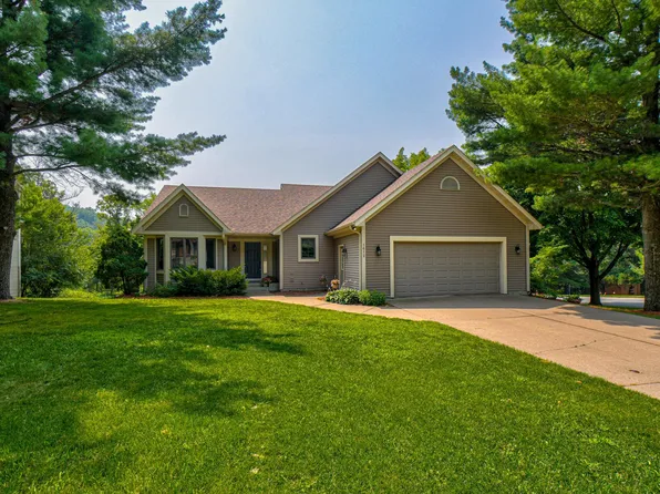 1612 Golf View Dr, River Falls, WI 54022