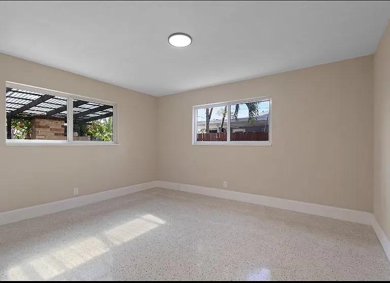 570 SE 2nd Ave — Photo 23