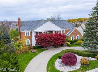 5678 Murfield Dr, Rochester, MI 48306