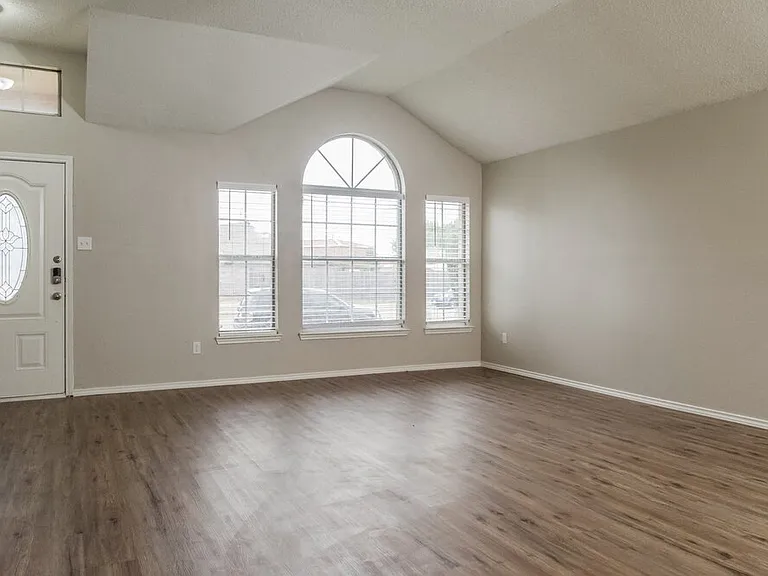 2864 Concho Trl — Photo 3