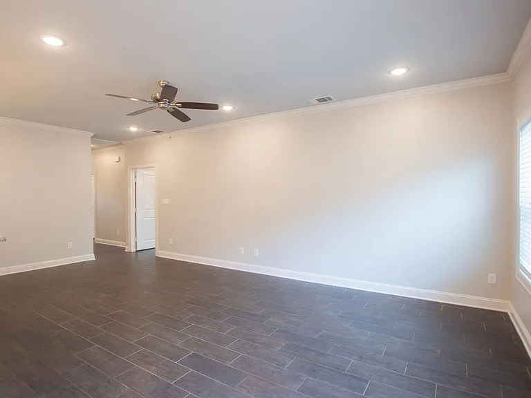 822 Lindsey Ln — Photo 5