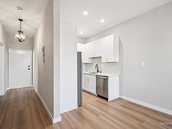 4th image of 814 14th St APT 6