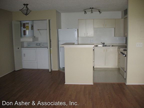 4th image of 355 Lakepointe 204 Dr