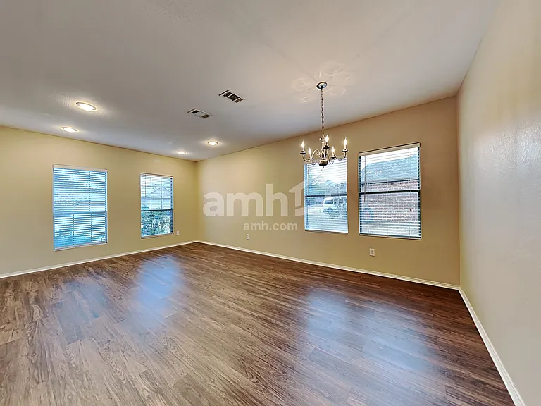 1100 Oakbrook St — Photo 8