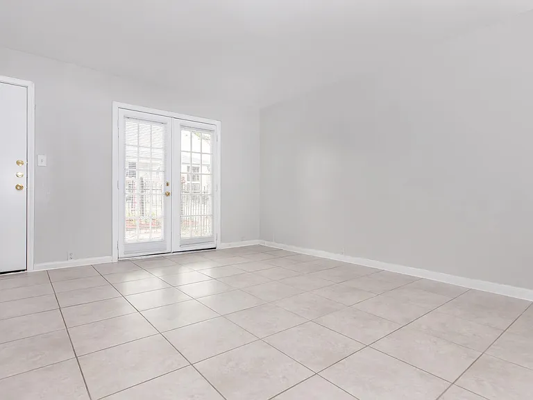 Ashley Square Apartments — Photo 16