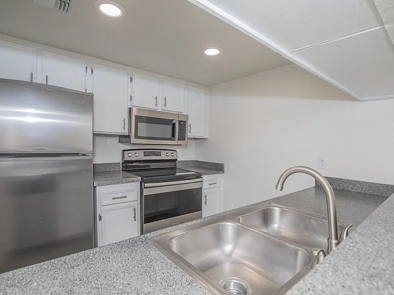 1325 W Guadalupe Rd — Photo 31