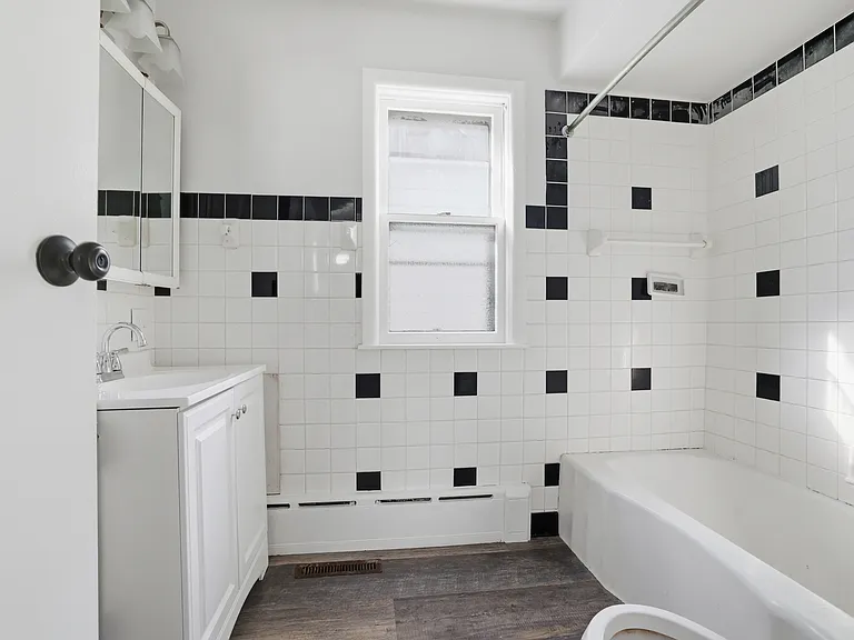 1017 E Pearson St — Photo 6