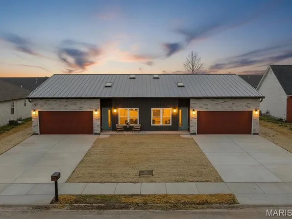 160A Field Crossing Dr, Highland, IL 62249