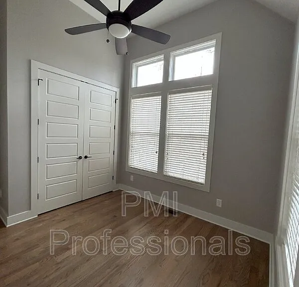 111 Creighton Ave #B — Photo 9