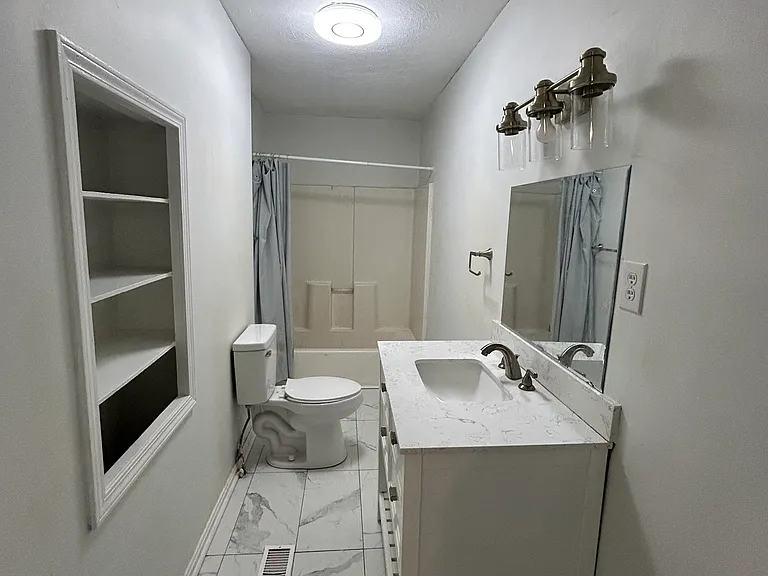 703 E Saint Catherine St — Photo 4