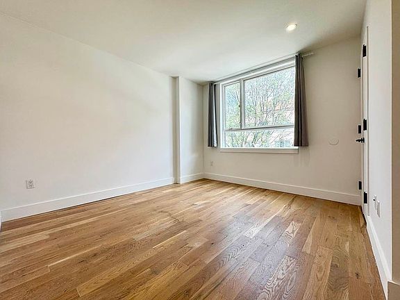 5th image of 10 Lexington Ave APT 2A