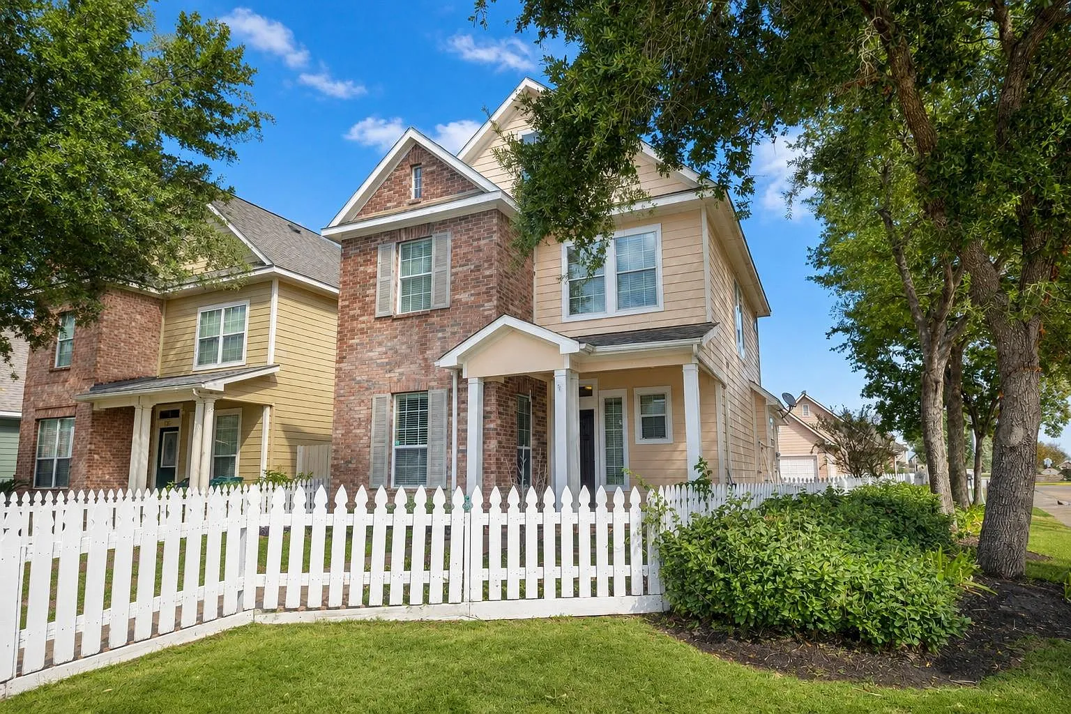 3 bed, 2.5 bath, 1608 sqft, $2,050 — Photo 3