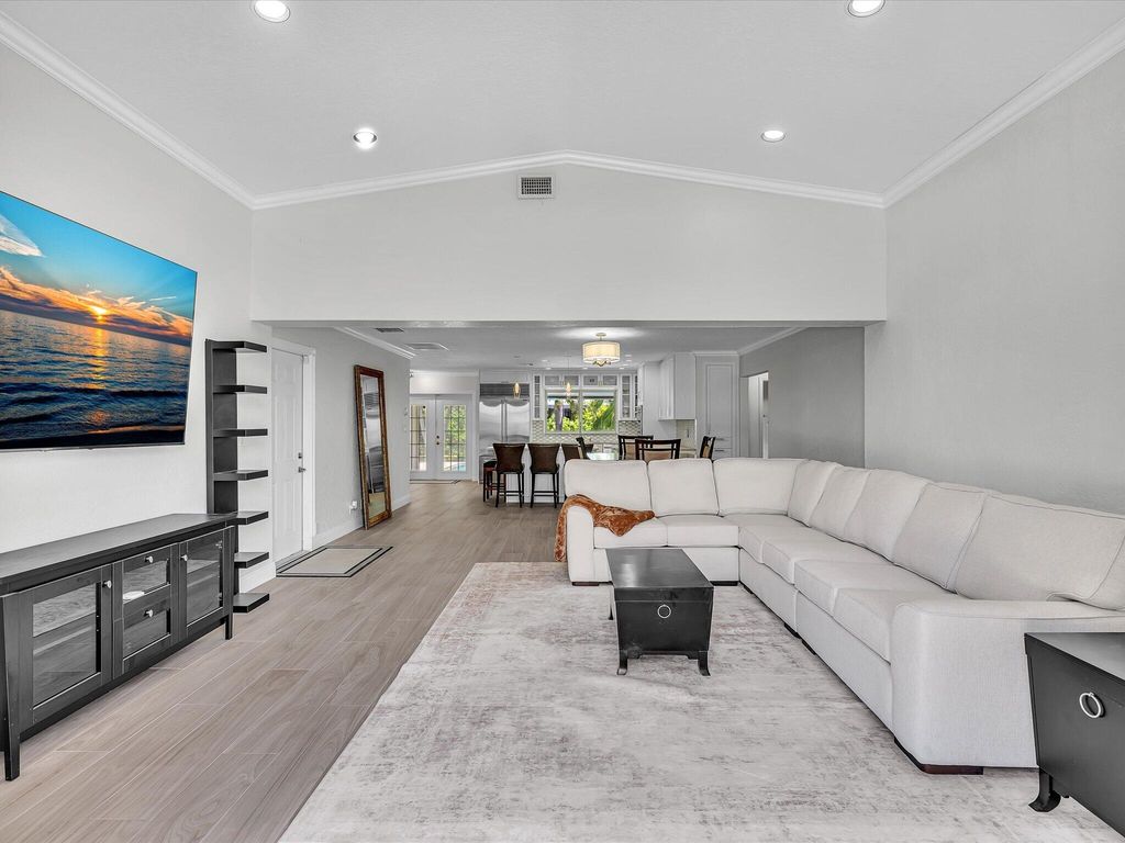 948 SE 10TH Court, photo 6