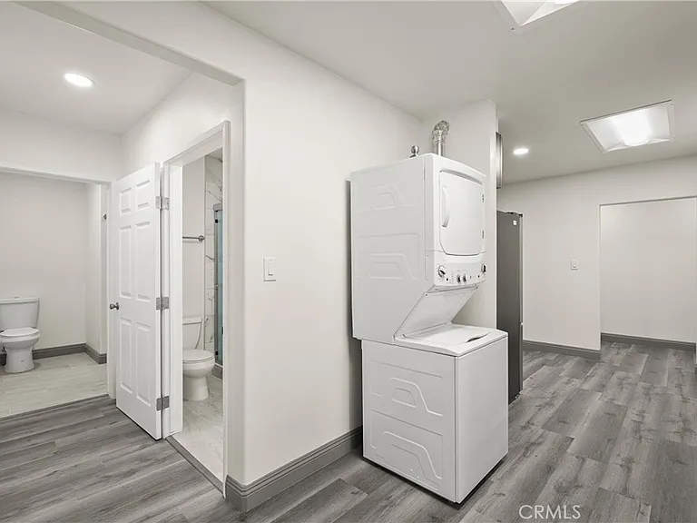 14335 Hamlin St — Photo 21