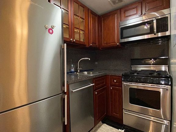 4th image of 112 W 71st St APT 1