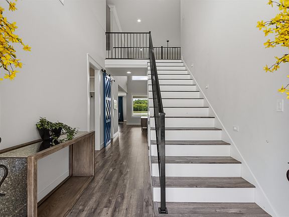 3rd image of 255 Lake Pointe Cv