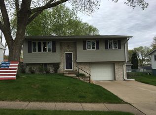 2052 Saint John Dr, Dubuque, IA 52002