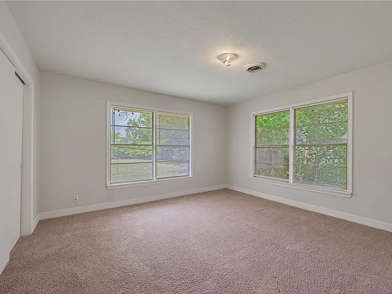 318 Fairway Dr — Photo 8