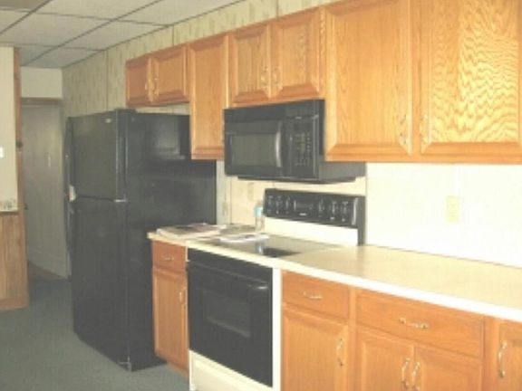 5th image of 399 W Main St