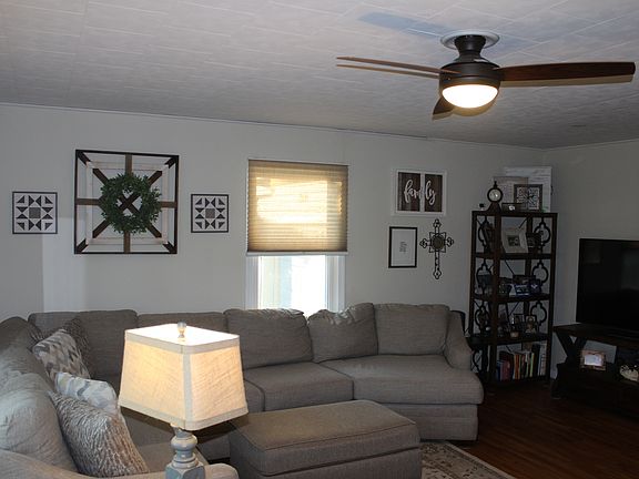 2nd image of 211 E Cloke St