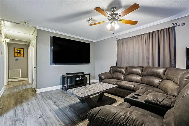 3 bed, 1.0 bath, 1310 sqft, $1,900 — Photo 4