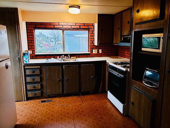 3rd image of 8259 Destiny Ln