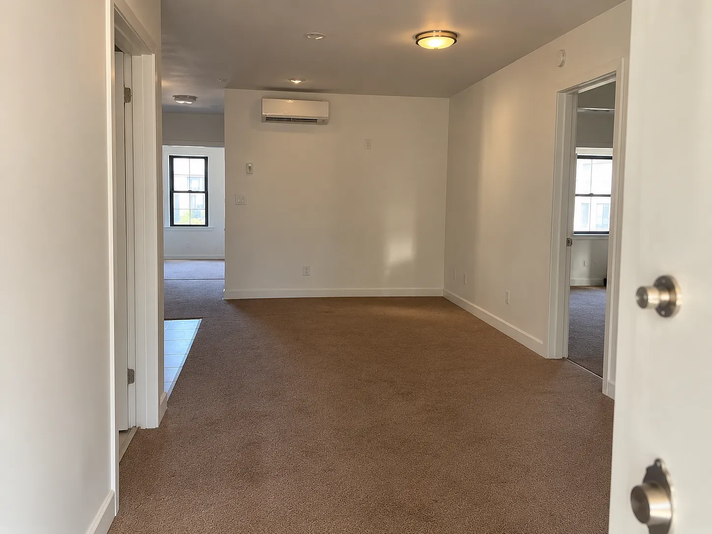 3 bed, 900 sqft, $3,753 — Photo 2