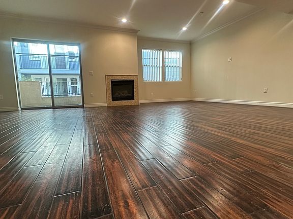 4th image of 10921 Whipple St #204