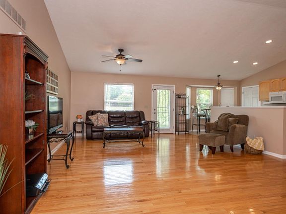 4th image of 6961 Woodland View Dr