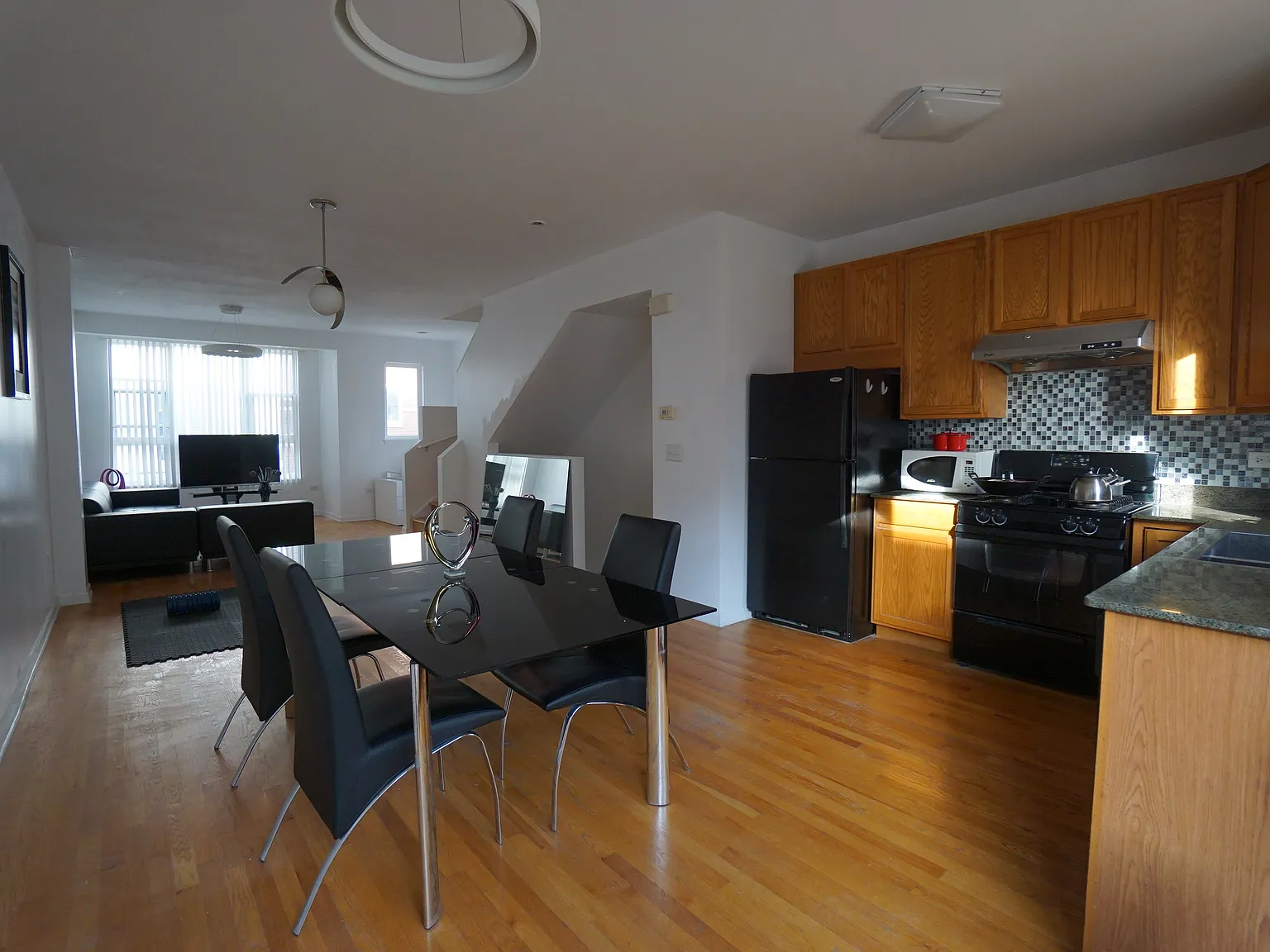 3238 N Kilbourn Ave — Photo 4