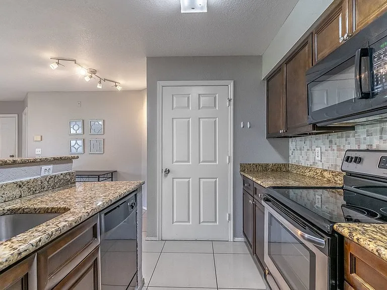 5124 Park Central Dr #517 — Photo 27