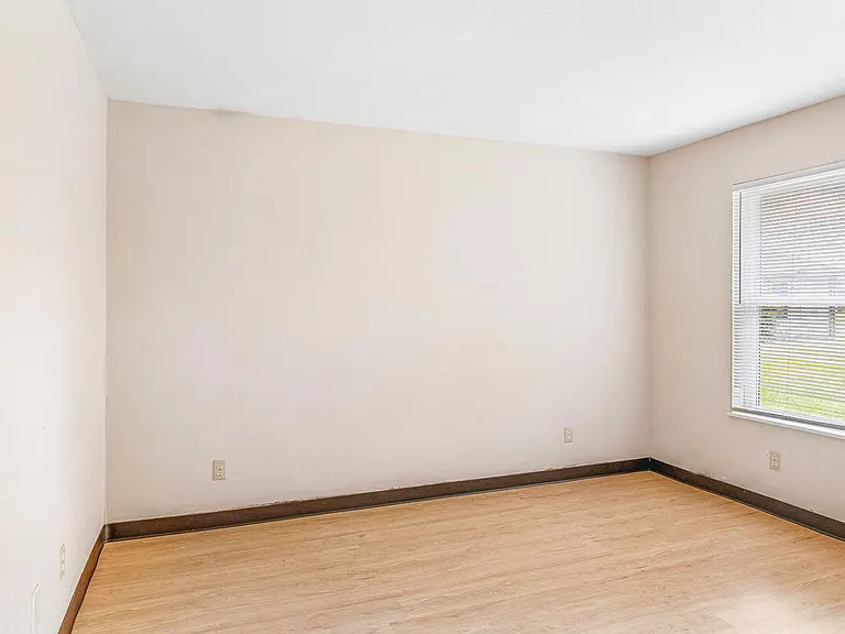 Walnut Street Apartments — Photo 23