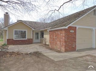 927 Essex Ct, Lawrence, KS 66047
