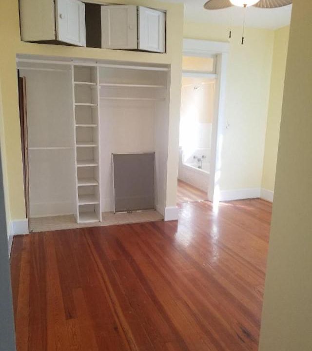 Master bedroom w full bath