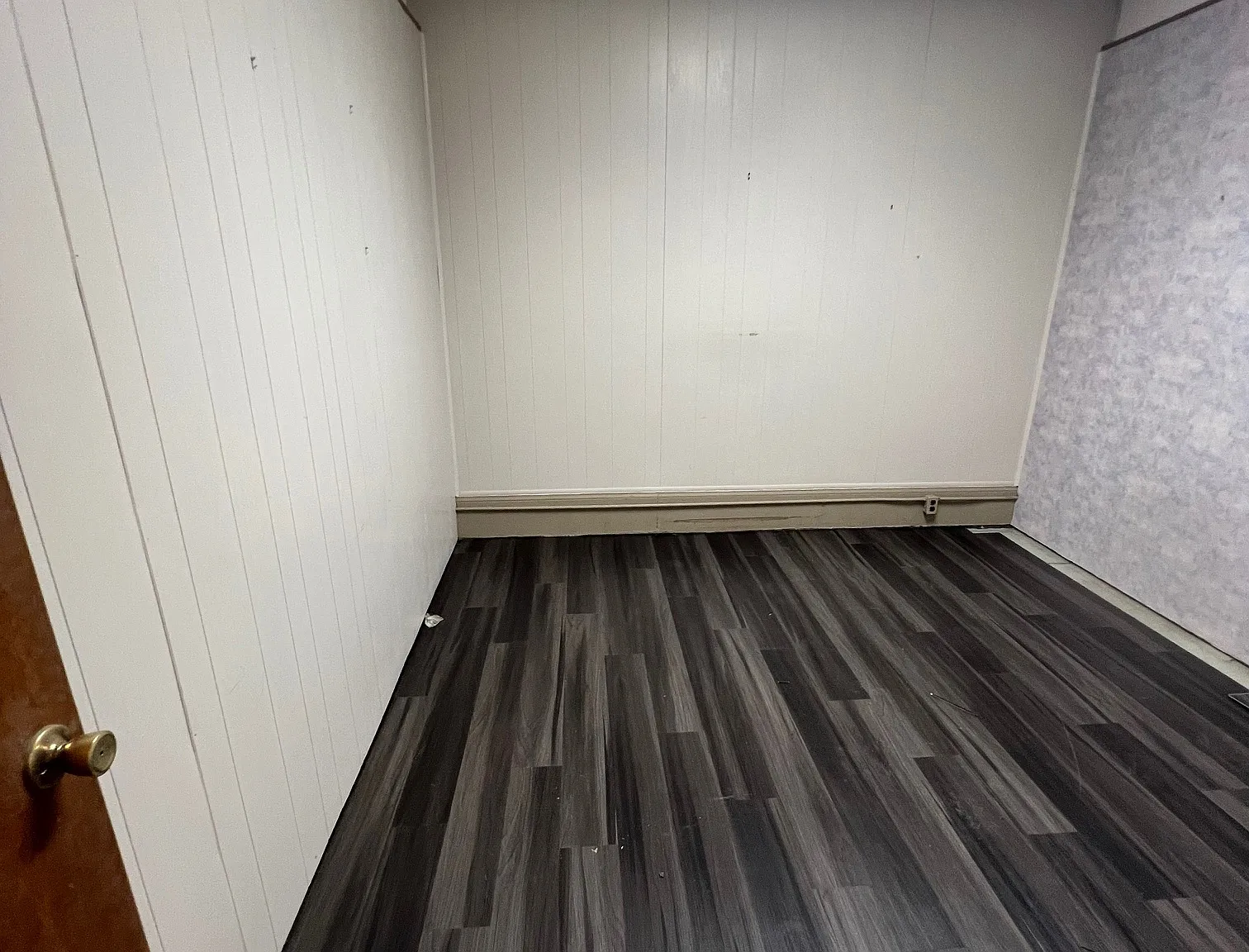 Studio, 2000 sqft, $1,000 — Photo 3