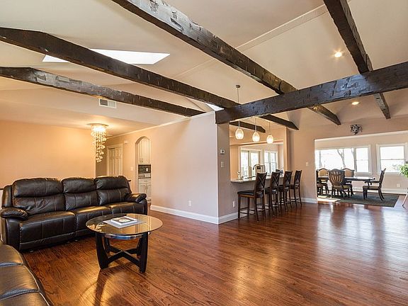 5th image of 21 Green Knoll Ct