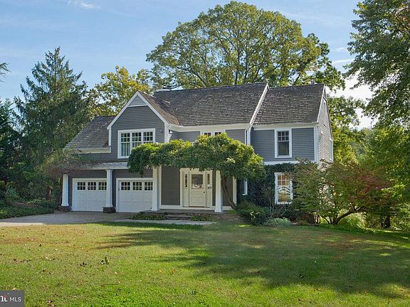 3rd image of 2664 Greenbriar Ln