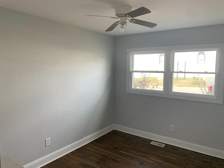 Middle bedroom