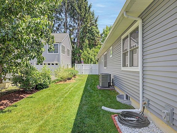 5th image of 29 Woodbine Ave