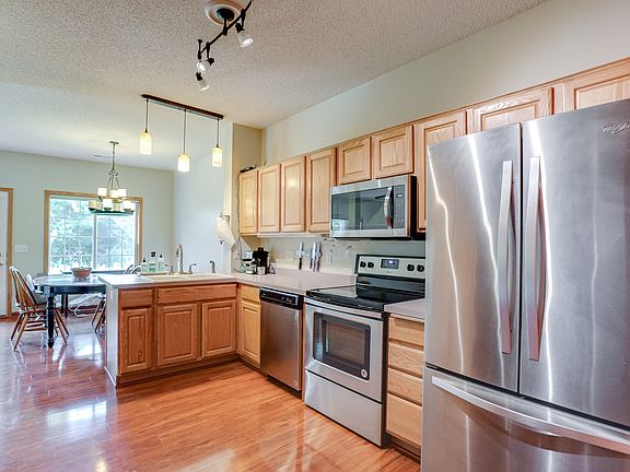4th image of 684 Oak Ln